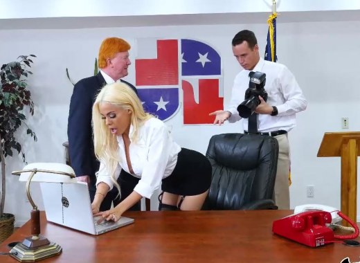 Дональд Трамп смотрит как фотограф ебет в его кабинете силиконовую сучку