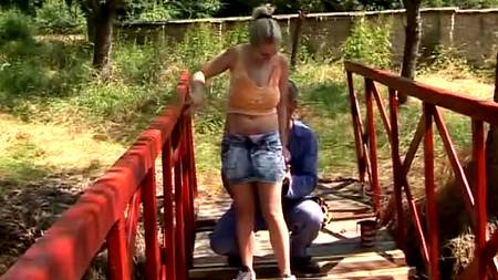 Страстная пара решила заняться сексом на железнодорожном мосту