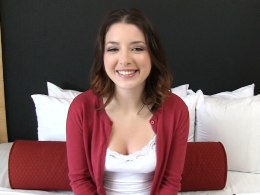 Милая девушка снялась в первом порно видео