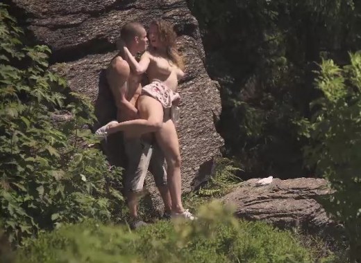 Красивая пара занимается страстным сексом на утесе скалы