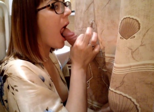 Грудастая девка гоняет губами по торчащему стволу хахаля в ванной комнате