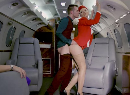Мужчина ебет на глазах жены сексуальную стюардессу в частном самолете